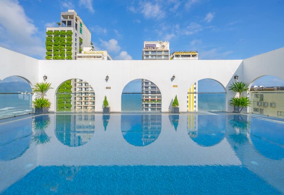 Golden Lotus Hotel Da Nang - Rooftop Bar Sea View