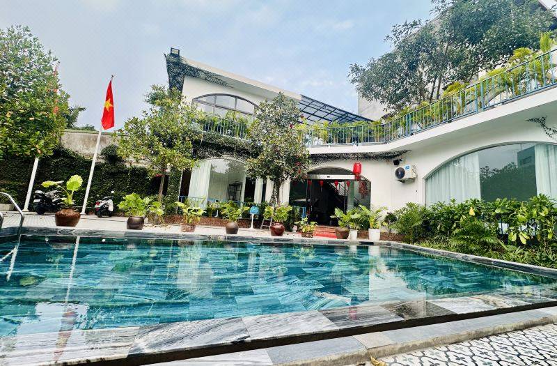 Cozy Embassy Garden